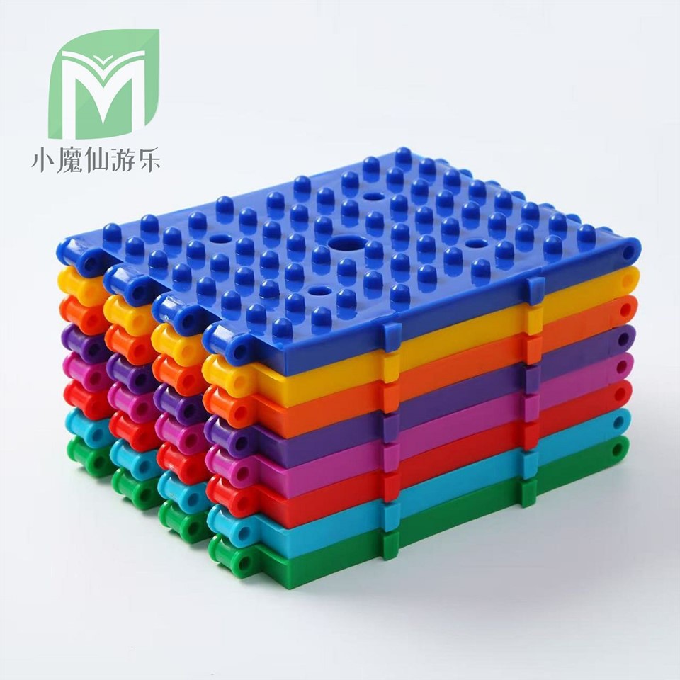 गेंद के साथ चार-कॉर्नर इंद्रधनुषी स्लाइड