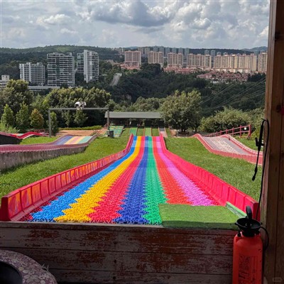 रेनबो स्लाइड्स ने वैश्विक लोकप्रियता हासिल की, इनोवेटिव डिज़ाइन ने आउटडोर मनोरंजन में नया चलन पैद...